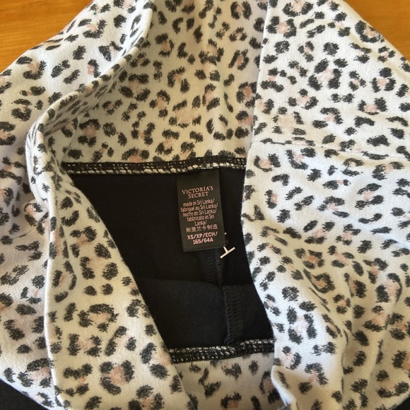 Victoria Secret XS leggings with leopard roll down waist - Picture 2 of 6
